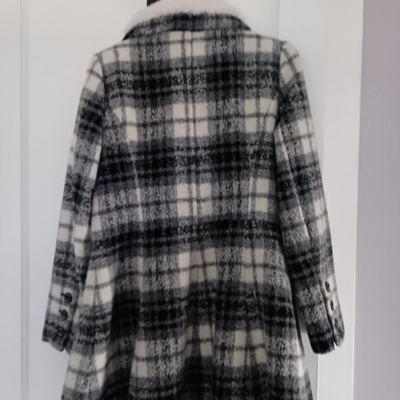 LG Women's GUESS Plaid winter coat with faux fur collar - Picture 5 of 5